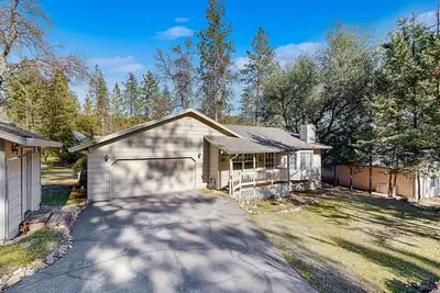 Image de Family-friendly home with deck, stainless steel appliances, & spacious yard