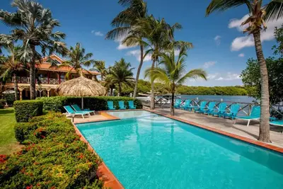 Image de Waterfront Penthouse with Pool near Beaches
