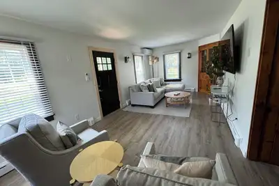 Image de Updated new and perfect Location Boardwalk and Beach min away Large family home