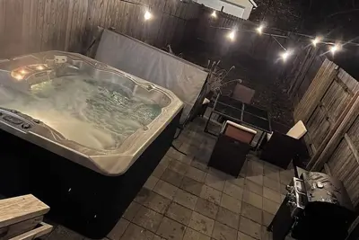 Image de Downtown Townhome with Private Hot Tub!