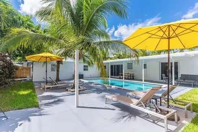 Image de 6 Bedroom Home w Pool - Ping pong & Outdoor Shower