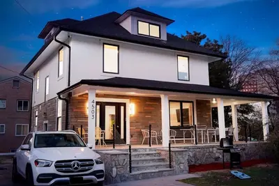 Image de Spacious 7-bedroom, 5 Full bathroom house. Walkers Paradise No car required!