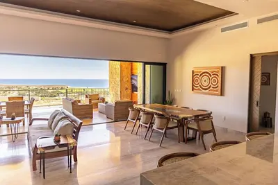 Image de Stylish 3-Bedroom Oceanfront Ph w/ Golf Cart