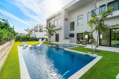 Image de Sol Haus! Luxe New 6 Bdrm Beach House W/ Stunning Views/Pool/Spa/Putting Grn/Gym