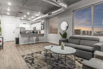 Image de Modern 2 Bed Getaway Steps from Tropicana Field!