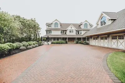 Spacious 6 Bedroom Waterfront Villa in Lower Township with Ac, WiFi