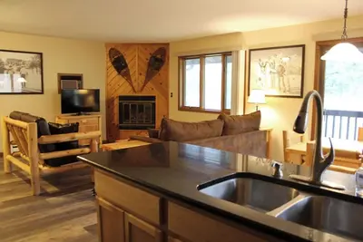 Image de Spacious Room with On-site Dining and Indoor Pool - Ideal for Families
