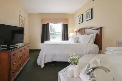 Image de Tranquil Island Room with Indoor Swimming Pool – Ideal for Adventurers