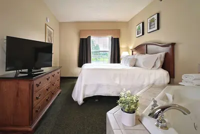 Image de Relax in Charming Room After a Day of Island Adventure | Pet-Friendly