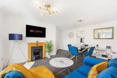 Image de Deluxe Central Windsor Apartment w/Free Parking