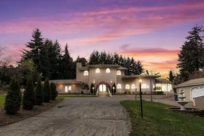 Image de Spacious 7-bedroom Villa, 5 mins from SeaTac Airport with Tennis Court