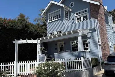 Image de Coronado Beach Cottage, 2 Beds + 3. 5 baths + Office + rooftop deck, w/Ac & WiFi