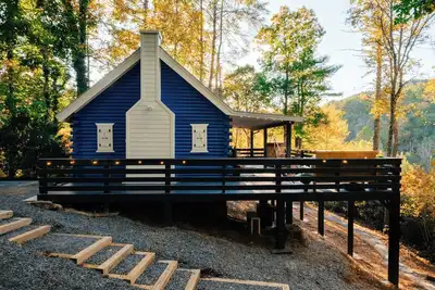 Image de Blue’s Nook: Mountain View’s, Cedar Barrel Hot Tub, and close to Downtown