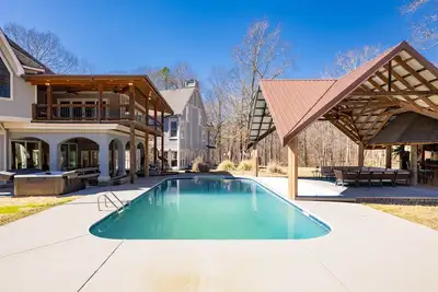 Image de Private luxury home McDonald Tn pool, hot tub, bar, volleyball, fitness, game rm