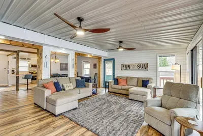 Image de Central Waterfront Home w/ Dock in Lake Ozark!