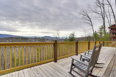 Image de Close to Hiking: Hot Tub Haven in Sevierville!