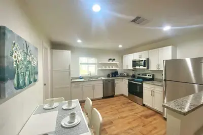 Image de 20% Off! ! - New Gorgeous Sunshine- 3bd/2ba -Private Backyard!