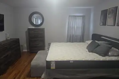 Image de Fully furnished master king bedroom with it's own full bathroom