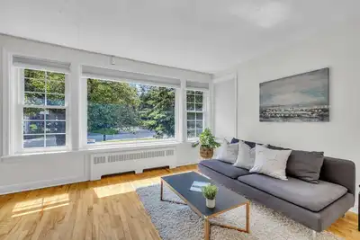 Image de Spacious and Bright Hidden Gem in Trendy Westboro!