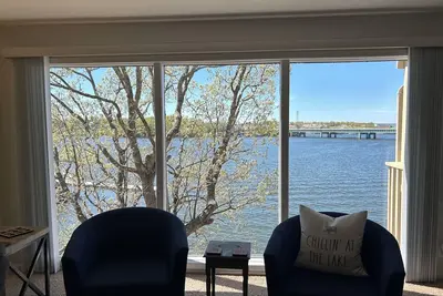 Image de 2 bed, 2 bath condo with community pool in Osage Beach. Located on the water.