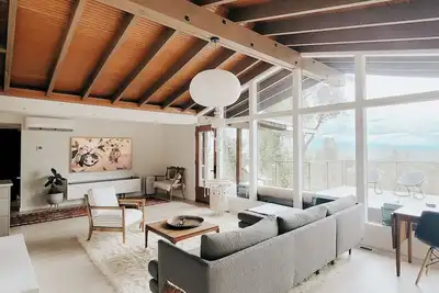Image de MidCentury with Mt Shasta Views