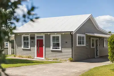 Image de Hosts on the Coast Pohutukawa Cottage