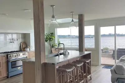 Image de Luxury Beachfront Haven – 4br Retreat with Designer Kitchen & Panoramic Views