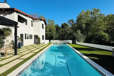 Image de 3 Bedroom Spanish Style Ranch Retreat with Pool