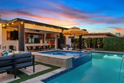 Image de Old Town | Pool | Spa | Sauna | City of Sunsets