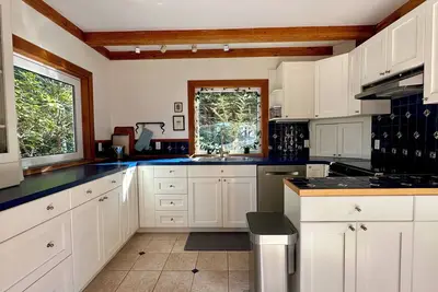 Image de Cabin Style Retreat on Bowen Island w/ beaches and trails close by!