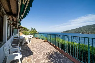 Image de Villa with private beach and pool