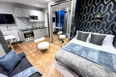 Image de Luxury Studio in Maidstone Town Centre – Steps from Maidstone East!