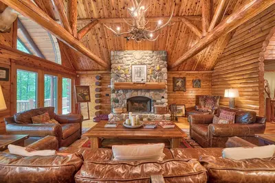 Image de Tranquil 4-bedroom cabin with WiFi with private Lake