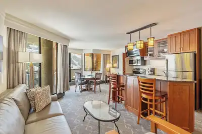 Image de Snowbird's legendary Cliff Lodge lux ski in\/out resort - Sleeps 10!