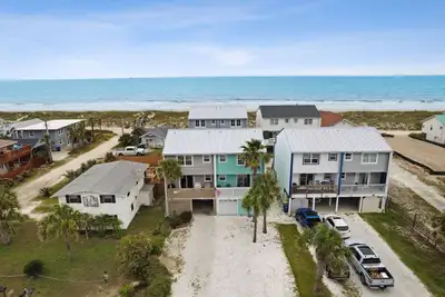 Image de Bright Ocean view 2-bed, 2. 5 bath townhome 1 block away from the beach!