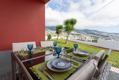 Image de Casa Térrea T3 com Jardim e Vista Mar/Montanha – Ideal para Famílias ou Casais