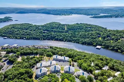 Image de Large 2 Bed Condo w Beautiful Deck Views-Free Attraction Tickets-Table Rock Lake Access