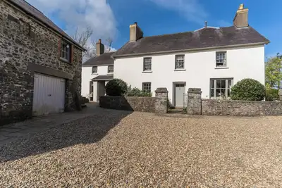 Image de Escape to Panteg, a charming coastal retreat that blends traditional character with modern comfort,