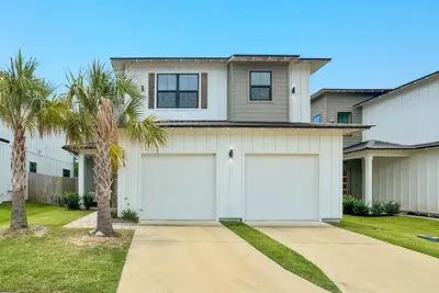 Image de \"Coastal Soul\" | Dogs Allowed | Boat Slip | Outdoor Pool | Backyard | My Beach Getaways