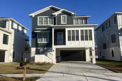 Image de Mrs. Third Avenue. Beautiful home close to beach and shops.