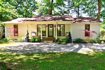 Image de Charming Lakefront Home~Hot Tub~Firepit~Lg Covered Deck