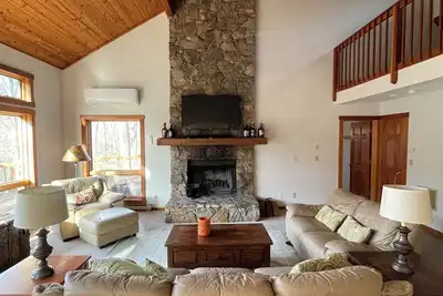 Image de Spacious 5-bedroom house in a mountain hollow in Wintergreen Resort.