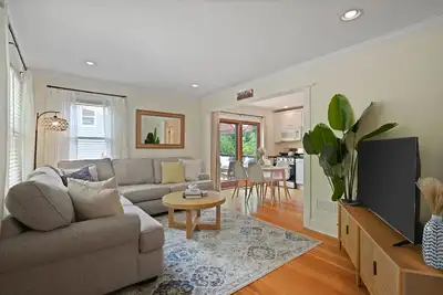 Image de Cozy Bay Getaway- Walk to Beach, Restaurants