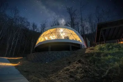 Serene and Private Luxury Dome with  Amazing Mountain Range Views