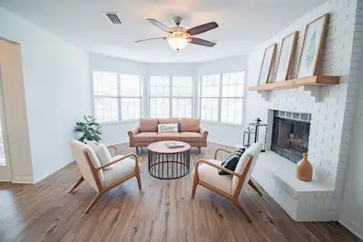 Image de Charming & Quiet home in the Country Club-Sleeps 8!