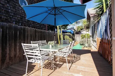 Image de Charming Ob Cottage. Walk to Beach, Private Garage & W/D!