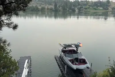 Image de Spacious lakefront home with stunning views!