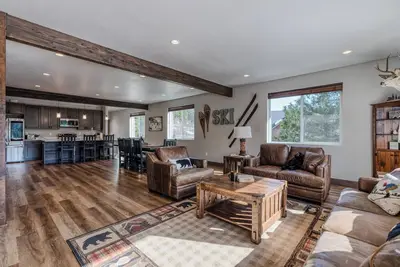 Image de The Trailblazer - Luxe Ski-In/Ski-Out townhome on Whitefish Mountain