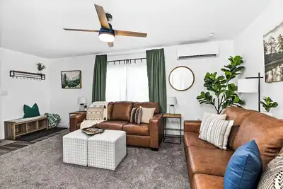 Image de The Sly Fox-Renovated 2 Bdrm/1 Bath Dog-Friendly-Walkable to Brewery/Lake/Food