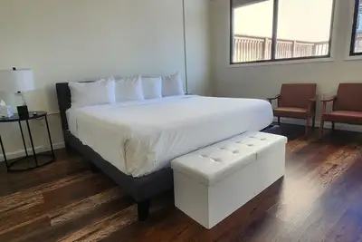 Image de Luxury Rooftop Unit with Stunning Views & Prime Location